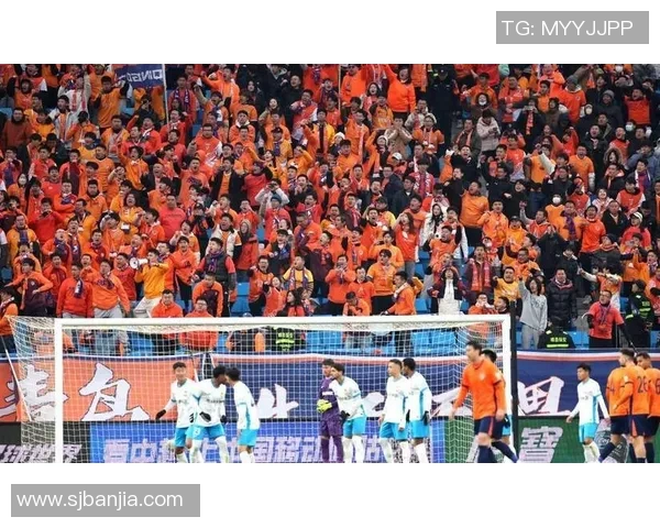 足球明星街头踢球引发热潮球迷齐聚见证精彩瞬间